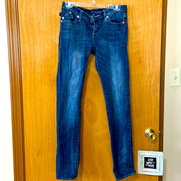 Rock & Republic size 4 straight leg jeans 👖 - Picture 1 of 4